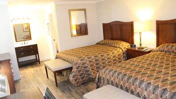 Kahden hengen deluxe-huone, 2 keskisuurta parisänkyä | Ylelliset vuodevaatteet, pillowtop-patjalliset sängyt, työpöytä