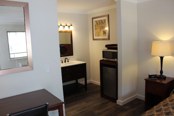 Premium bedding, pillow-top beds, desk, blackout curtains - The Northern Inn (Redway)