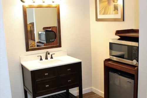 Chambre Deluxe, 1 trĂšs grand lit | Salle de bain | Ensemble douche/baignoire, articles de toilette gratuits