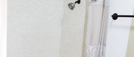 Ein Badezimmer mit Badewanne, Toilette und Duschvorhang.