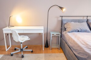 2 slaapkamers, een bureau, een strijkplank/strijkijzer, reisbedje