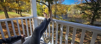 Spacious Riverside home - Hot Tub, Fire Pit & GAP