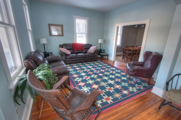 Televisión, chimenea, reproductor de DVD y libros 