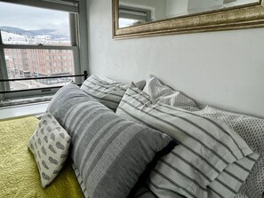 Een bureau, een strijkplank/strijkijzer, gratis wifi, beddengoed