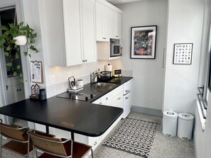 Een koelkast, een magnetron, een kookplaat