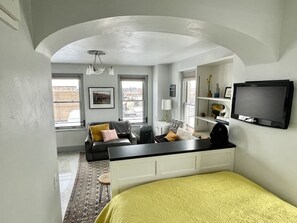 Desk, iron/ironing board, free WiFi, bed sheets - Wilma Digs: Downtown with Mountain Views (Missoula)