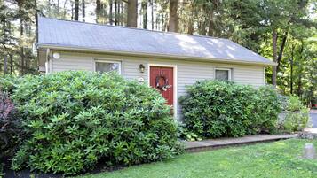 Exclusive Cottage, 1 Queen Bed with Sofa bed, Non Smoking, Fireplace | Premium bedding, pillow-top beds, iron/ironing board, free WiFi