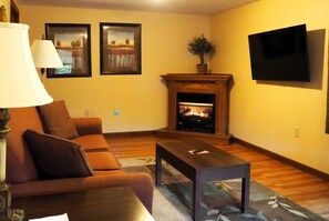 Romantic Apartment, 1 Queen Bed with Sofa bed, Non Smoking, Fireplace | Premium bedding, pillowtop beds, iron/ironing board, free WiFi - Woodfield Manor, A Sundance Vacations Property (Mount Pocono)