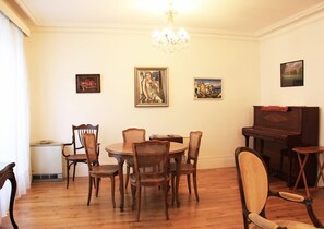 Dining - Ideal address for a Paris visitor, refurbished, fine amenities & furniture. (Paris)