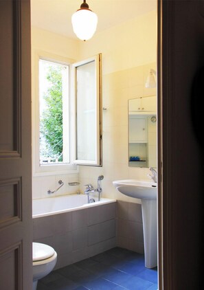 Combined shower/bathtub, hair dryer, towels, soap - Ideal address for a Paris visitor, refurbished, fine amenities & furniture. (Paris)
