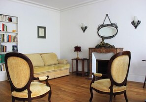 Smart TV, DVD player, books, video library - Ideal address for a Paris visitor, refurbished, fine amenities & furniture. (Paris)
