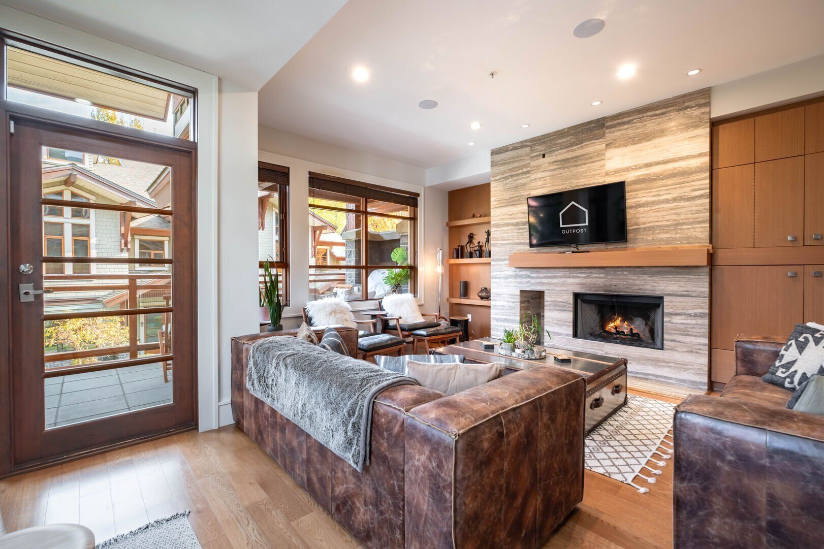 Een televisie en een open haard