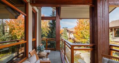 Deluxe 4 makuuhuonetta, 3. 5 kylpyhuoneen kaupunkiasunto, jossa on mediahuone