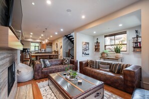 TV, fireplace - Unique | Pets | Private hot tub | BBQ | Garage (Whistler)