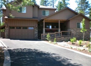 Exterior - Premier Luxury Home: 6 BR/7 BA/Hot Tub/Game Room/Free Nights/Level 2 EV Charging (Sunriver)