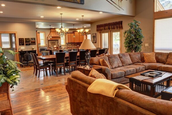 Smart TV, fireplace, video games, DVD player - Premier Luxury Home: 6 BR/7 BA/Hot Tub/Game Room/Free Nights/Level 2 EV Charging (Sunriver)