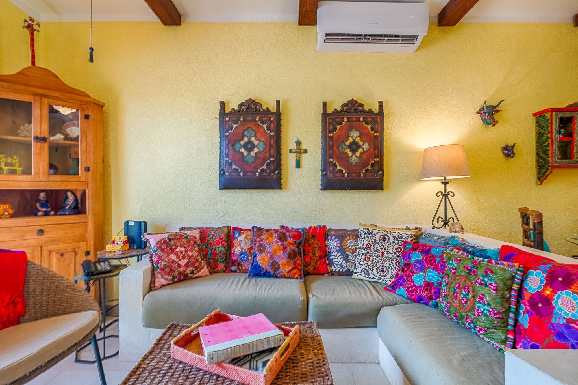 TV, DVD player, livros, biblioteca musical