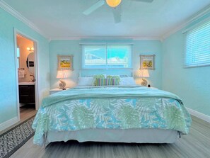 A bedroom with a bed, two bedside lamps, a ceiling fan, and a window with blinds. - 231 Dundee Cozy Home Short Walk to Beach (Fort Myers Beach)