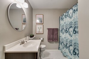 Kombinert dusj/badekar, hårføner og håndklær