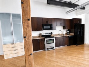 Coffee/tea maker, fridge, microwave, oven