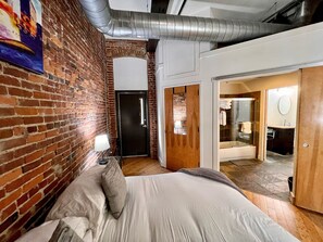 1 soverom, strykejern/-brett, internettilgang og sengetøy