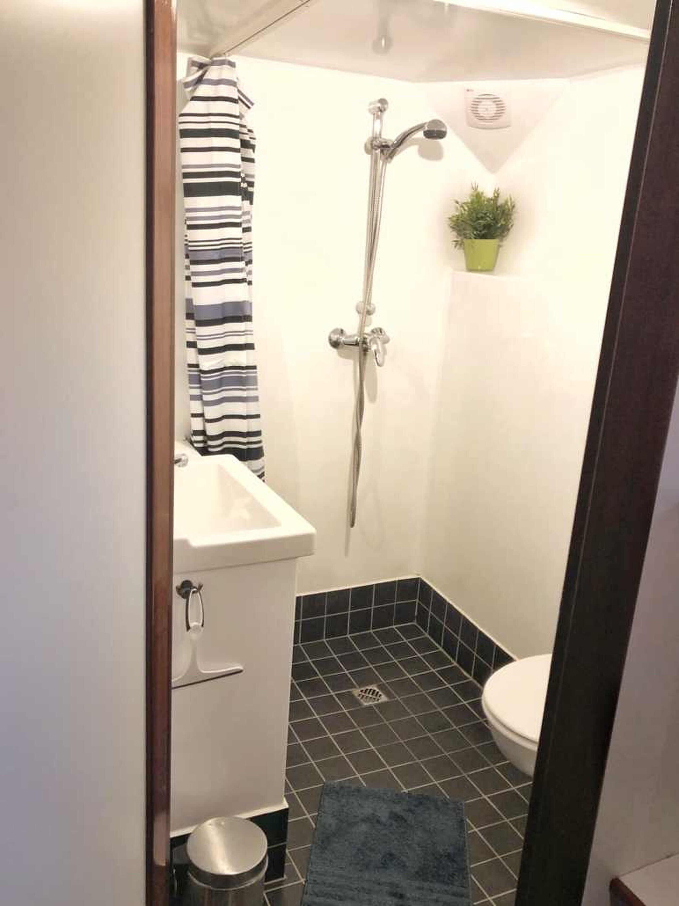 Basic-Doppel- oder -Zweibettzimmer, 1 Doppelbett, Nichtraucher | Badezimmer