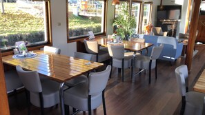 Tägliches Frühstücksbuffet gegen Gebühr