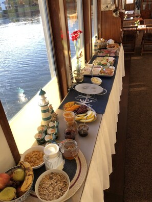 Desayuno buffet todos los días (con cargo)
