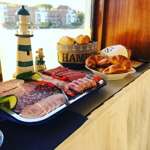 Frukostbuffé varje dag mot avgift