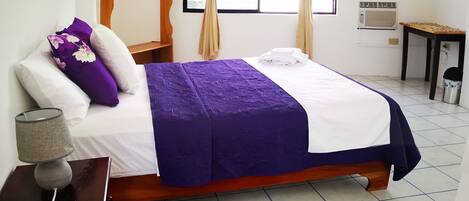 Standard-dobbeltværelse - 1 queensize-seng | Pengeskab på værelset, skrivebord, gratis Wi-Fi, sengetøj