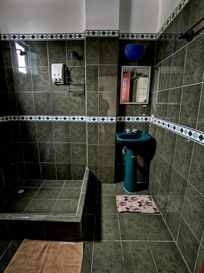 Bathroom - Hostal La Isla del Descanso (Puerto Villamil)