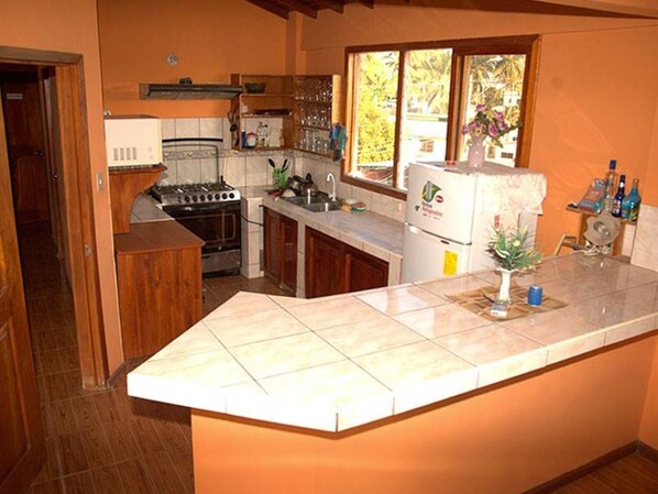 Nevera en la zona común y microondas en la zona común