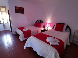 Habitación Deluxe doble | Caja fuerte, escritorio, wifi gratis y ropa de cama