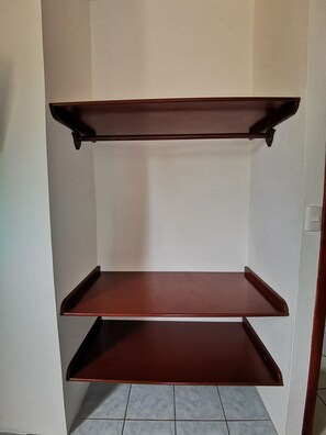 Habitación triple, 3 camas individuales | Caja fuerte, escritorio, wifi gratis y ropa de cama