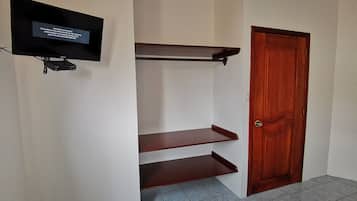 Triple Room, 3 Katil Bujang (Single) | Peti besi dalam bilik, meja, Wi-fi percuma, cadar katil