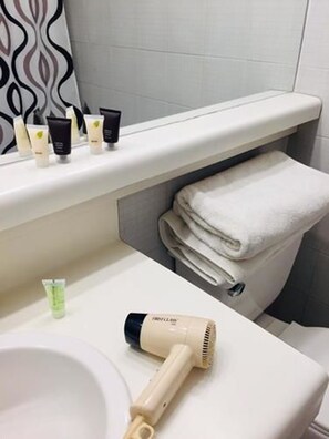 Ducha y bañera combinadas y artículos de higiene personal gratuitos