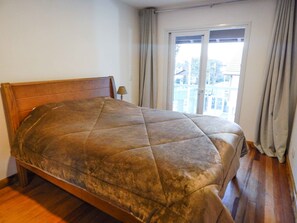 Casa de ciudad Deluxe, 3 habitaciones | 3 habitaciones, cuna de viaje y ropa de cama