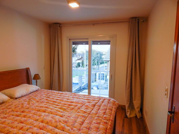 Casa de ciudad Deluxe, 3 habitaciones | 3 habitaciones, cuna de viaje y ropa de cama