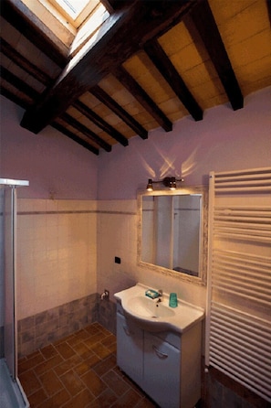 Deep-soaking bathtub, rainfall showerhead, hair dryer, bidet