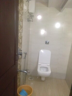 Dormitorio compartido Deluxe | Baño | Regadera, regadera tipo lluvia, amenidades de baño gratuitas, batas