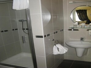 Shower, free toiletries, hair dryer, towels - Laragh House (Kilkenny)