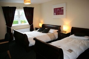 خزنة داخل الغرفة وبديكورات فريدة لكل غرفة وطراز فريد لكل وحدة ومكتب