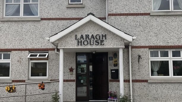 Un bâtiment sur lequel on peut lire l’inscription « LARAGH HOUSE » au-dessus de l’entrée.