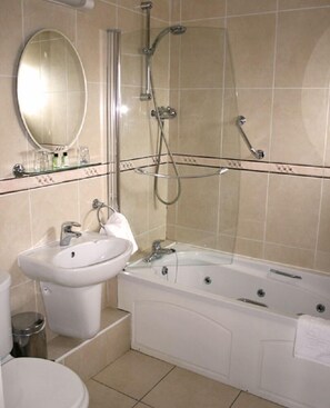 Shower, free toiletries, hair dryer, towels - Laragh House (Kilkenny)