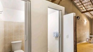 Dormitorio compartido económico | Baño | Artículos de higiene personal gratuitos y toallas