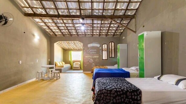 Dormitorio compartido económico | Cortinas opacas y ropa de cama