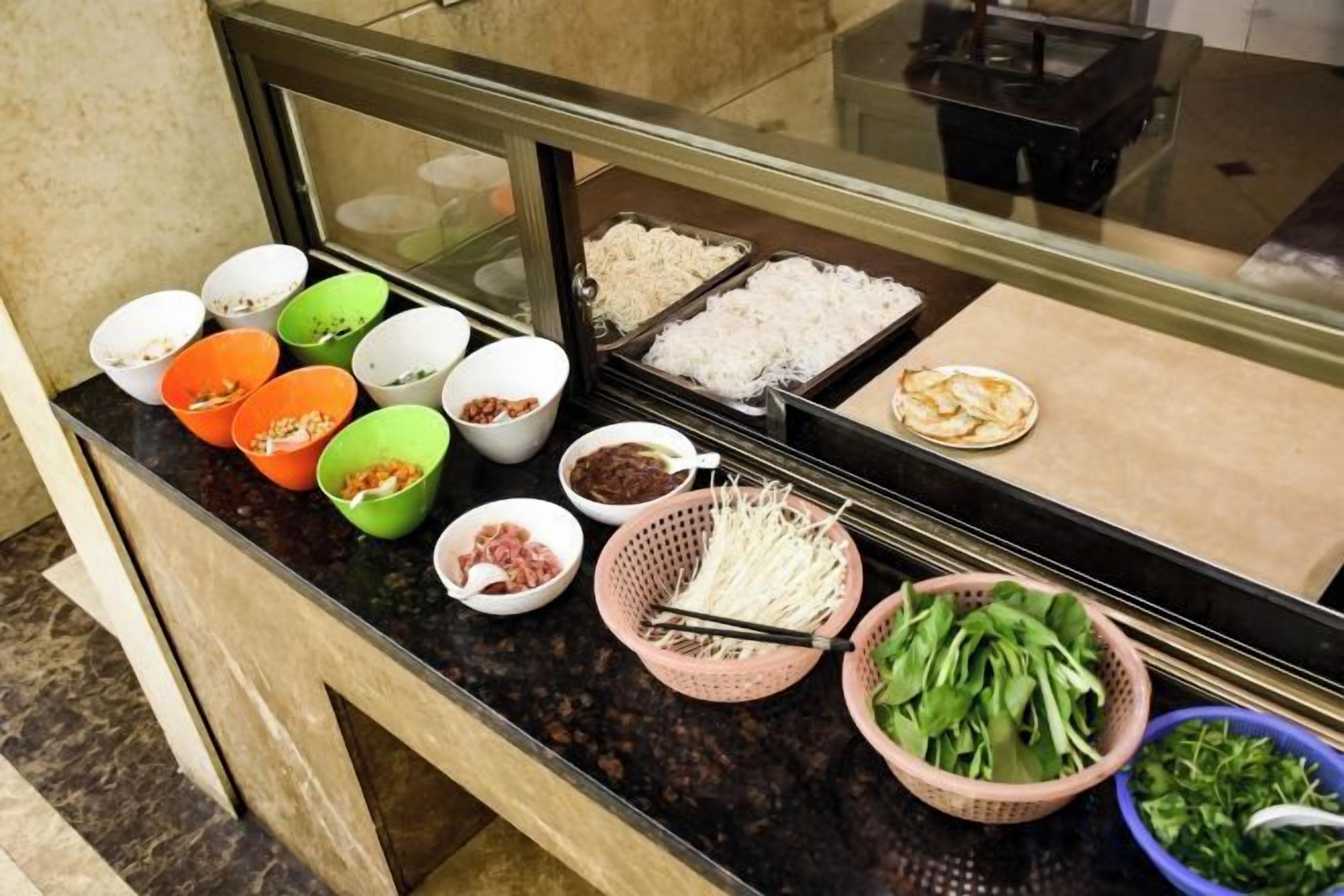 Een buffet met diverse gerechten en sauzen.