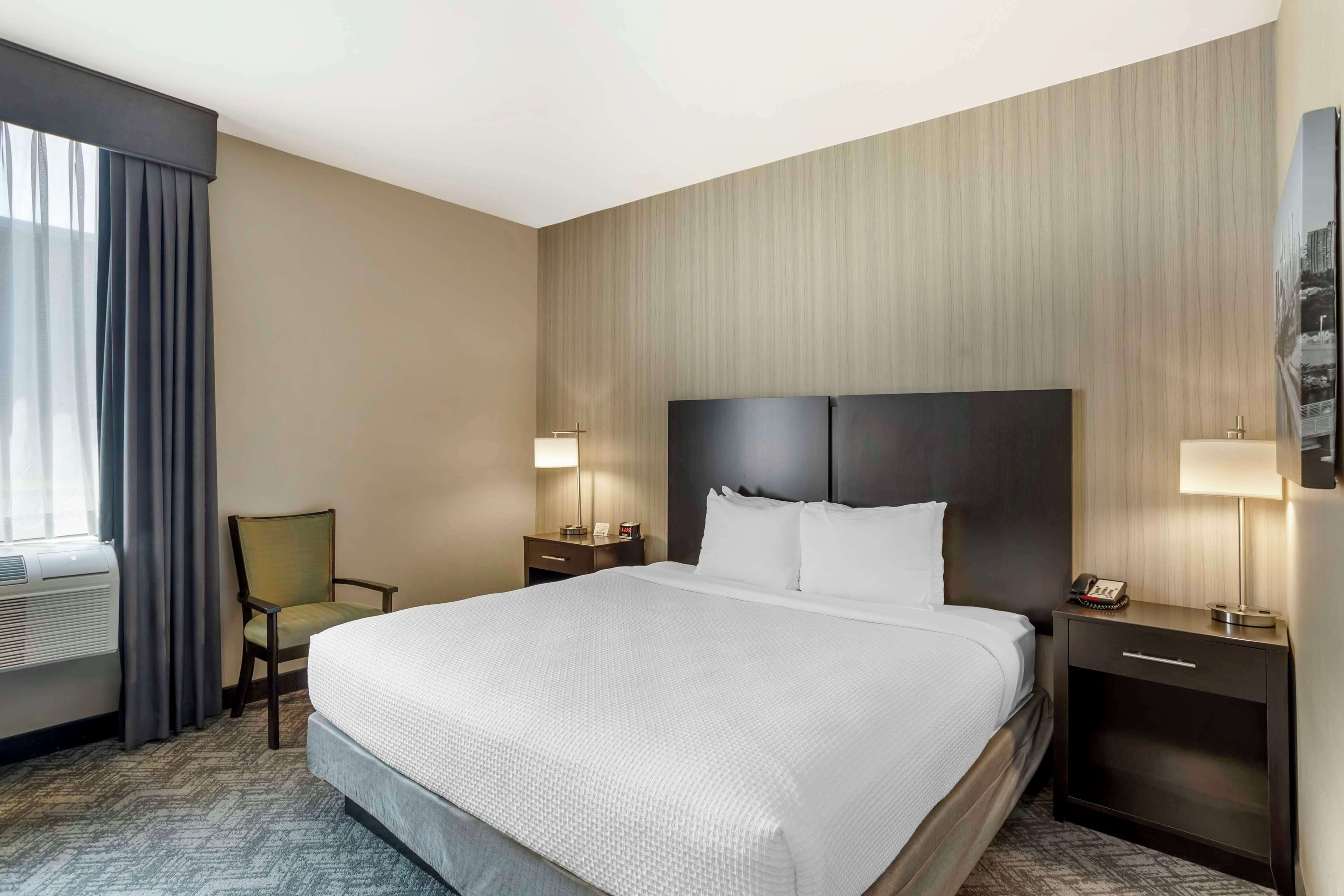 standard room, 1 king bed, accessible, non smoking | desk, blackout curtains, iron/ironing board, wifi