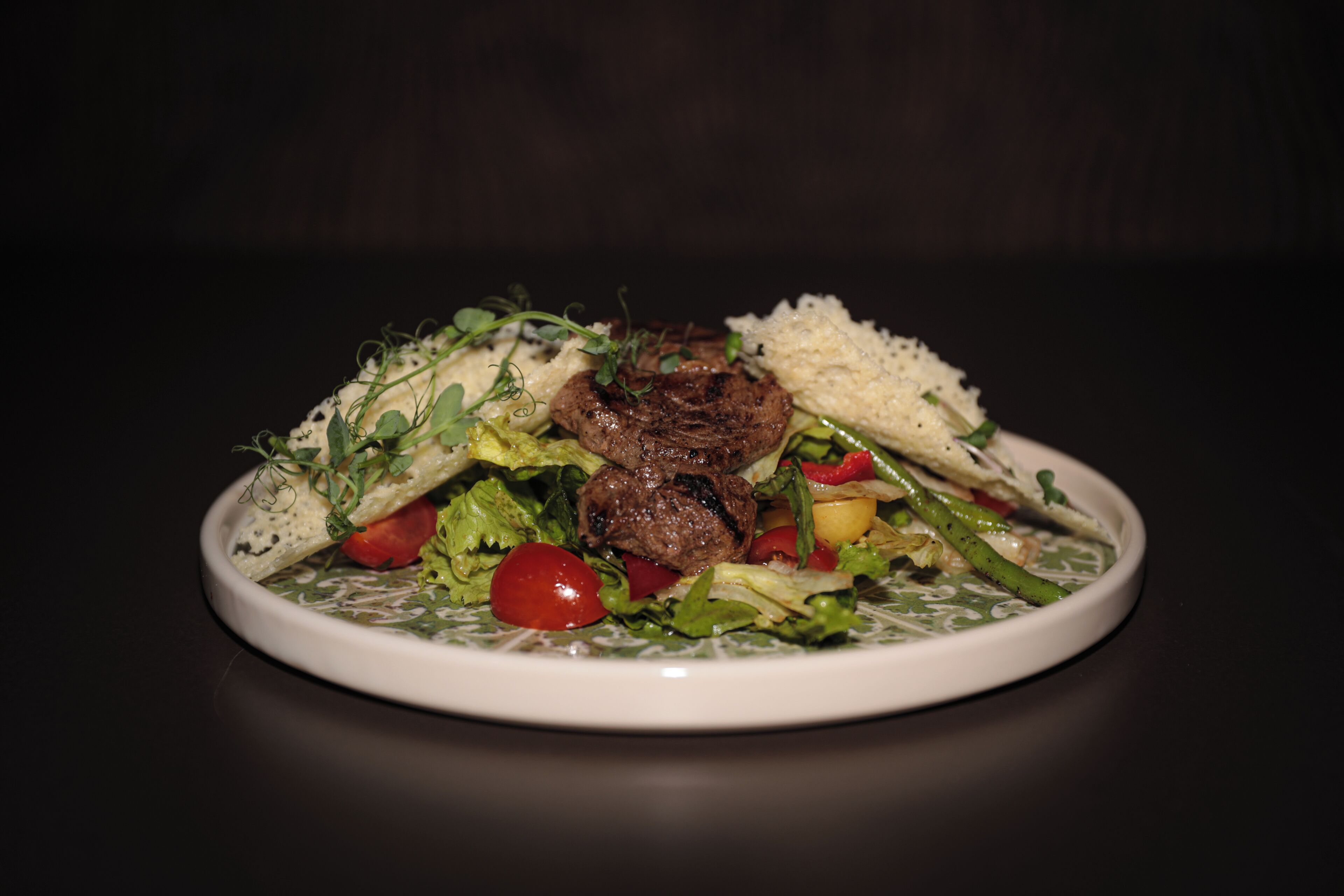 Un plato de comida con un filete a la parrilla, verduras y arroz.