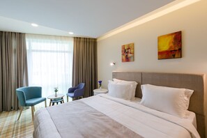 Standard Room, 1 King Bed, Balcony, Sea View | Living area